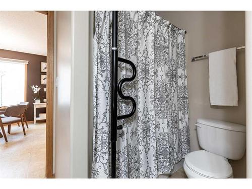 2-643 7 Street Se, Medicine Hat, AB - Indoor Photo Showing Bathroom