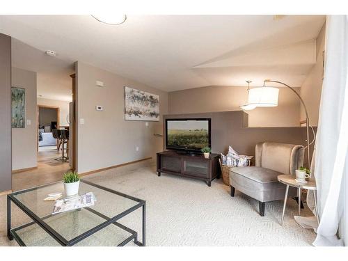 2-643 7 Street Se, Medicine Hat, AB - Indoor Photo Showing Living Room