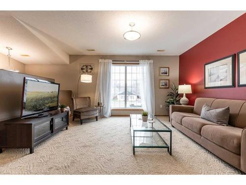 2-643 7 Street Se, Medicine Hat, AB - Indoor Photo Showing Living Room