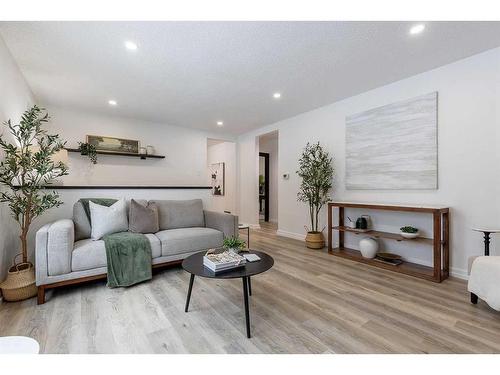 267 Belfast Street Se, Medicine Hat, AB - Indoor Photo Showing Living Room