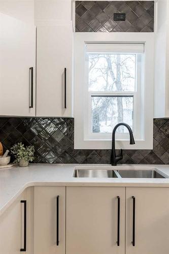 267 Belfast Street Se, Medicine Hat, AB - Indoor Photo Showing Kitchen With Double Sink