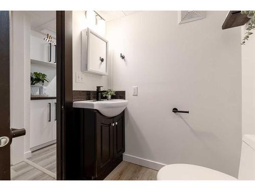 267 Belfast Street Se, Medicine Hat, AB - Indoor Photo Showing Bathroom