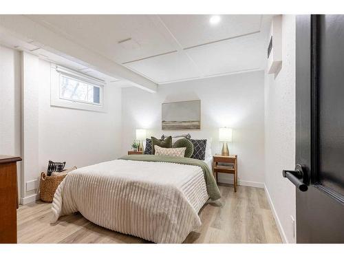 267 Belfast Street Se, Medicine Hat, AB - Indoor Photo Showing Bedroom