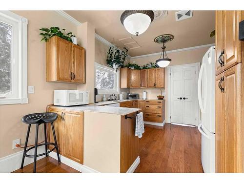 340 5 Street Se, Medicine Hat, AB - Indoor Photo Showing Kitchen