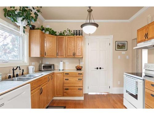 340 5 Street Se, Medicine Hat, AB - Indoor Photo Showing Kitchen With Double Sink