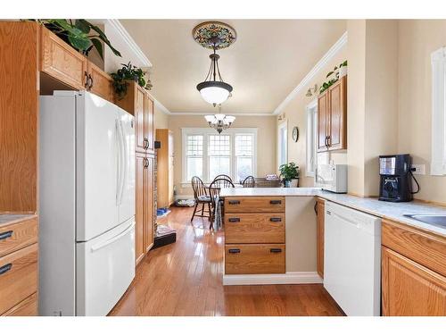 340 5 Street Se, Medicine Hat, AB - Indoor Photo Showing Kitchen