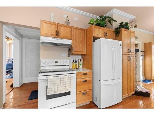 340 5 Street Se, Medicine Hat, AB - Indoor Photo Showing Kitchen