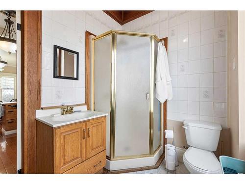 340 5 Street Se, Medicine Hat, AB - Indoor Photo Showing Bathroom