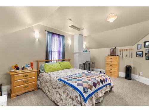 340 5 Street Se, Medicine Hat, AB - Indoor Photo Showing Bedroom