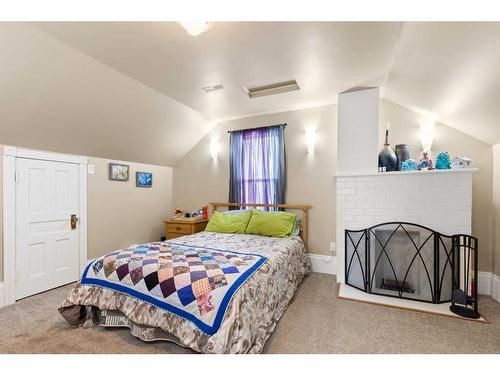 340 5 Street Se, Medicine Hat, AB - Indoor Photo Showing Bedroom