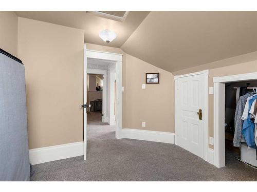 340 5 Street Se, Medicine Hat, AB - Indoor Photo Showing Other Room