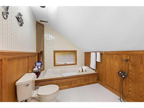 340 5 Street Se, Medicine Hat, AB - Indoor Photo Showing Bathroom