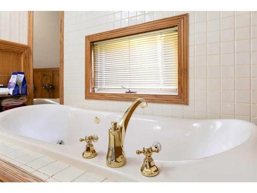 340 5 Street Se, Medicine Hat, AB - Indoor Photo Showing Bathroom