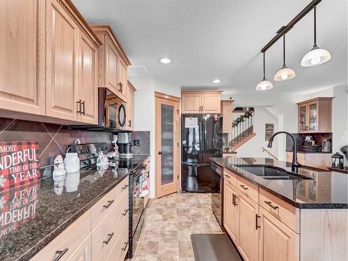 67 Somerset Dale Se, Medicine Hat, AB - Indoor Photo Showing Kitchen With Double Sink