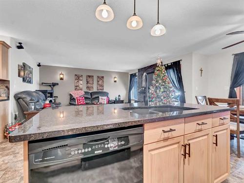 67 Somerset Dale Se, Medicine Hat, AB - Indoor Photo Showing Kitchen With Double Sink