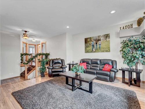 67 Somerset Dale Se, Medicine Hat, AB - Indoor Photo Showing Living Room