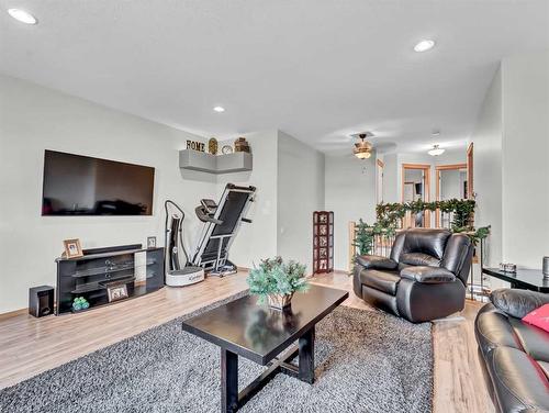 67 Somerset Dale Se, Medicine Hat, AB - Indoor Photo Showing Living Room