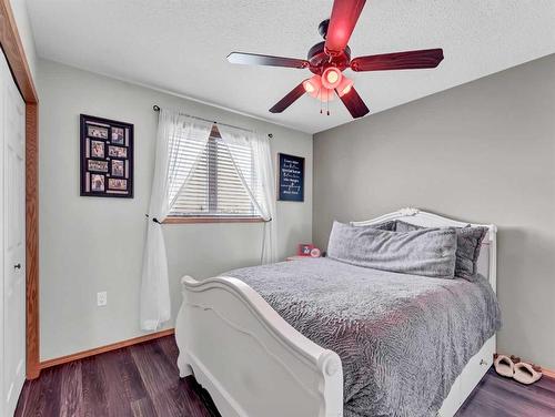 67 Somerset Dale Se, Medicine Hat, AB - Indoor Photo Showing Bedroom