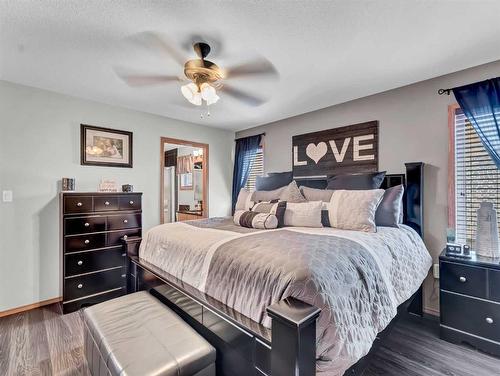 67 Somerset Dale Se, Medicine Hat, AB - Indoor Photo Showing Bedroom