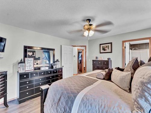 67 Somerset Dale Se, Medicine Hat, AB - Indoor Photo Showing Bedroom