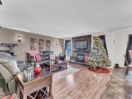 67 Somerset Dale Se, Medicine Hat, AB - Indoor Photo Showing Living Room With Fireplace