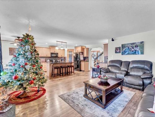 67 Somerset Dale Se, Medicine Hat, AB - Indoor Photo Showing Living Room