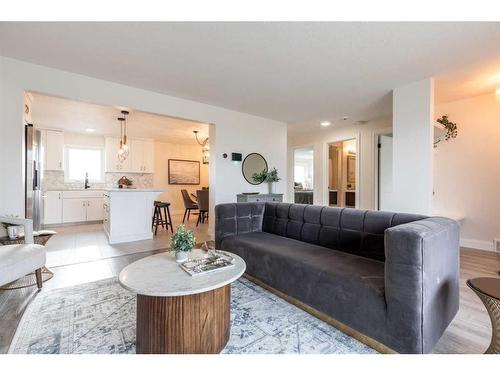 655 8 Street Sw, Medicine Hat, AB - Indoor Photo Showing Living Room