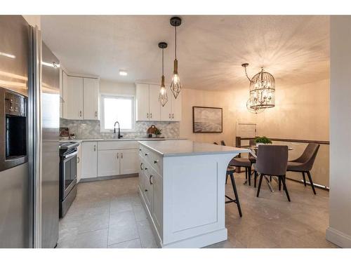 655 8 Street Sw, Medicine Hat, AB - Indoor Photo Showing Kitchen