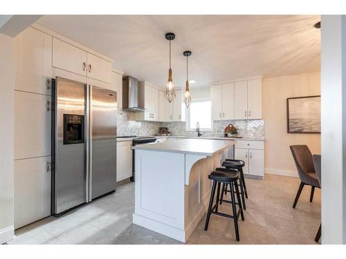 655 8 Street Sw, Medicine Hat, AB - Indoor Photo Showing Kitchen With Stainless Steel Kitchen With Upgraded Kitchen