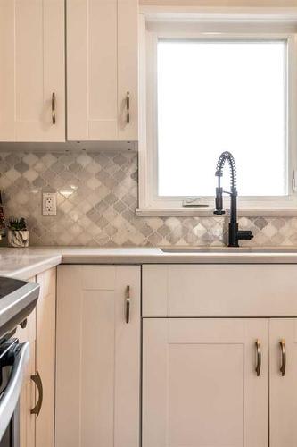 655 8 Street Sw, Medicine Hat, AB - Indoor Photo Showing Kitchen