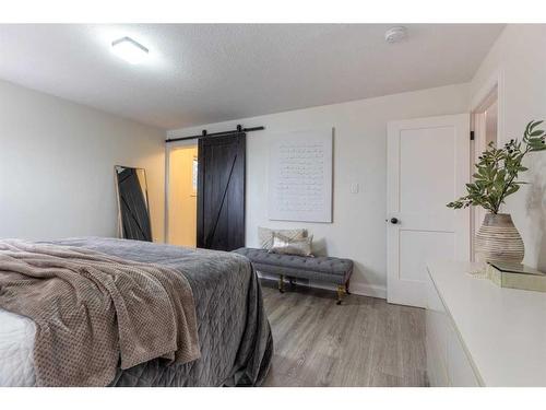 655 8 Street Sw, Medicine Hat, AB - Indoor Photo Showing Bedroom