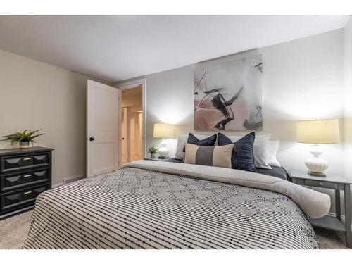 655 8 Street Sw, Medicine Hat, AB - Indoor Photo Showing Bedroom