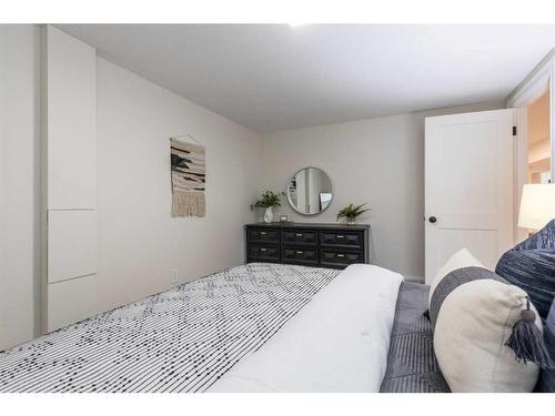 655 8 Street Sw, Medicine Hat, AB - Indoor Photo Showing Bedroom