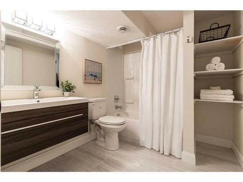 655 8 Street Sw, Medicine Hat, AB - Indoor Photo Showing Bathroom