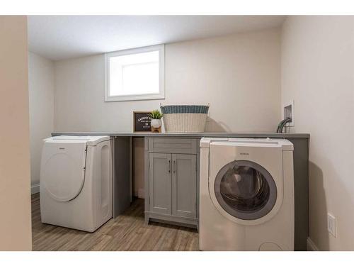 655 8 Street Sw, Medicine Hat, AB - Indoor Photo Showing Laundry Room