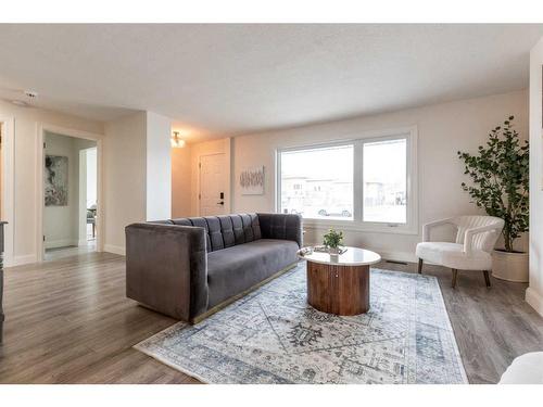 655 8 Street Sw, Medicine Hat, AB - Indoor Photo Showing Living Room