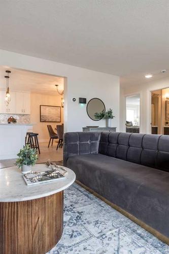 655 8 Street Sw, Medicine Hat, AB - Indoor Photo Showing Living Room