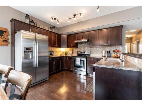 218 Somerset Way Se, Medicine Hat, AB - Indoor Photo Showing Kitchen