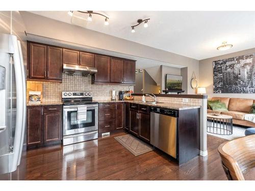 218 Somerset Way Se, Medicine Hat, AB - Indoor Photo Showing Kitchen With Upgraded Kitchen