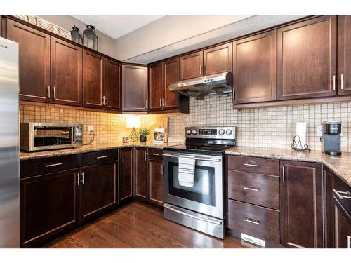 218 Somerset Way Se, Medicine Hat, AB - Indoor Photo Showing Kitchen