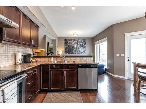 218 Somerset Way Se, Medicine Hat, AB - Indoor Photo Showing Kitchen