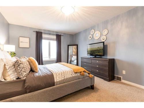 218 Somerset Way Se, Medicine Hat, AB - Indoor Photo Showing Bedroom