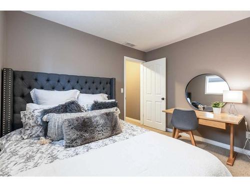 218 Somerset Way Se, Medicine Hat, AB - Indoor Photo Showing Bedroom