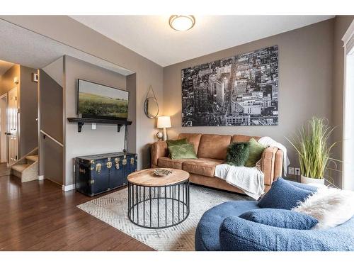 218 Somerset Way Se, Medicine Hat, AB - Indoor Photo Showing Living Room