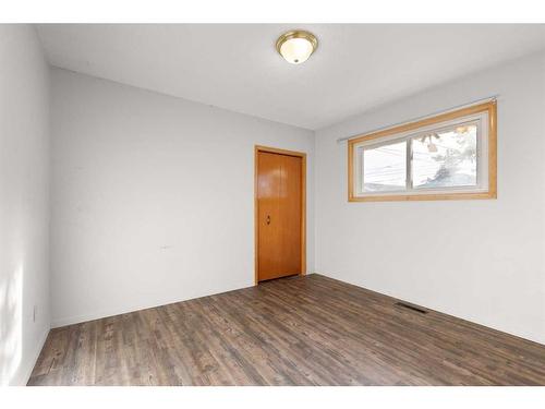 1721 29 Street Se, Medicine Hat, AB - Indoor Photo Showing Other Room