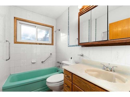 1721 29 Street Se, Medicine Hat, AB - Indoor Photo Showing Bathroom