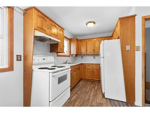 1721 29 Street Se, Medicine Hat, AB - Indoor Photo Showing Kitchen With Double Sink