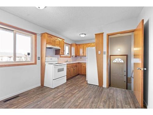 1721 29 Street Se, Medicine Hat, AB - Indoor Photo Showing Kitchen