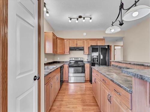 1-85 Sunrise Way Sw, Medicine Hat, AB - Indoor Photo Showing Kitchen With Double Sink