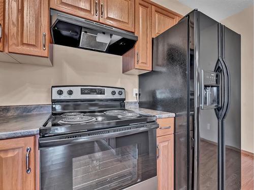 1-85 Sunrise Way Sw, Medicine Hat, AB - Indoor Photo Showing Kitchen